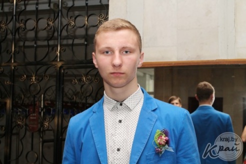 Цветы в волосах, платья до колена и бабочки – что модно среди вилейских выпускников в этом году (ФОТО)