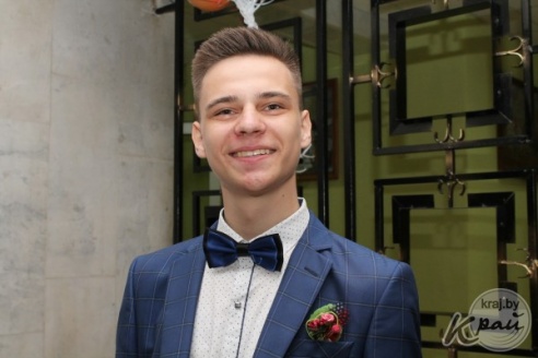 Цветы в волосах, платья до колена и бабочки – что модно среди вилейских выпускников в этом году (ФОТО)