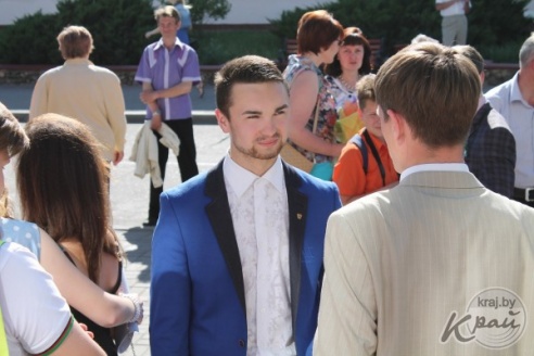 Цветы в волосах, платья до колена и бабочки – что модно среди вилейских выпускников в этом году (ФОТО)