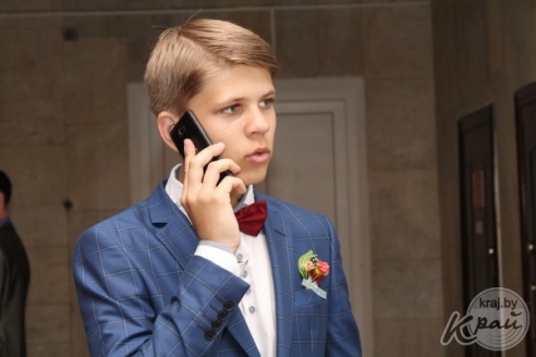 Цветы в волосах, платья до колена и бабочки – что модно среди вилейских выпускников в этом году (ФОТО)