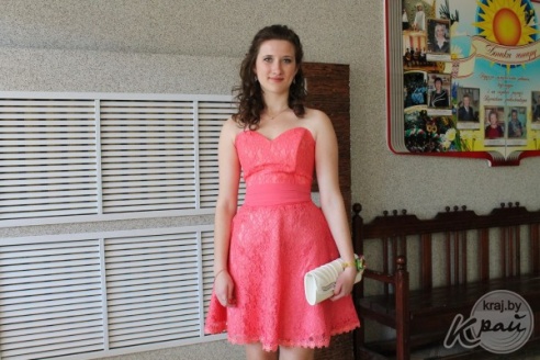 Цветы в волосах, платья до колена и бабочки – что модно среди вилейских выпускников в этом году (ФОТО)