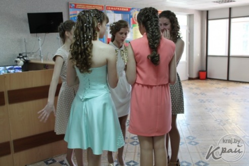 Цветы в волосах, платья до колена и бабочки – что модно среди вилейских выпускников в этом году (ФОТО)