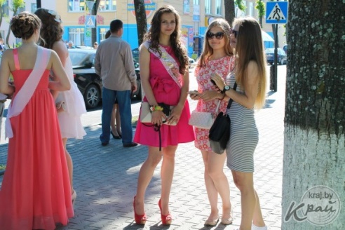 Цветы в волосах, платья до колена и бабочки – что модно среди вилейских выпускников в этом году (ФОТО)