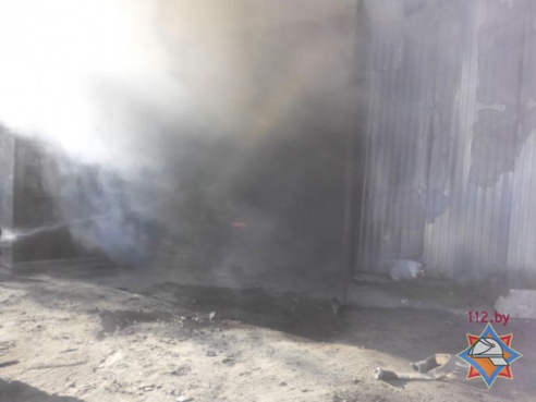 В Гомеле неизвестные подожгли склад с бумагой (фото)