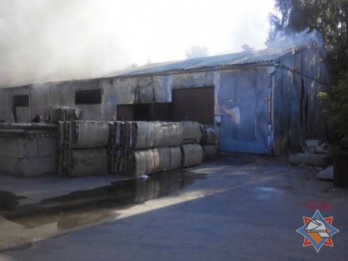 В Гомеле неизвестные подожгли склад с бумагой (фото)