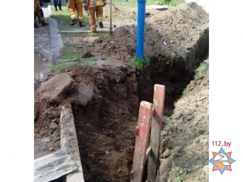 Жителя Горок зажало в канализационной траншее и засыпало землей