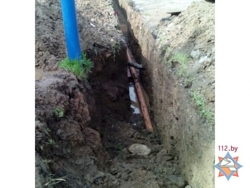 Жителя Горок зажало в канализационной траншее и засыпало землей