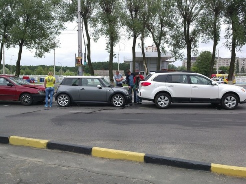 Две аварии на Ильича: на «35 микрорайоне» автомобиль охраны столкнулся с «Пежо», а на «9 мая» собрался «паровозик» из трех машин