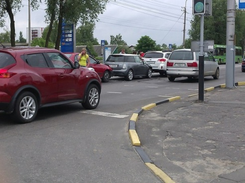 Две аварии на Ильича: на «35 микрорайоне» автомобиль охраны столкнулся с «Пежо», а на «9 мая» собрался «паровозик» из трех машин