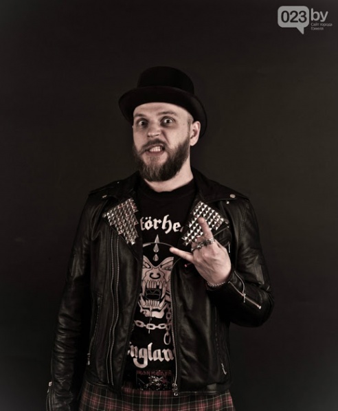 Гомельский рокер Andy Crossroses снял провокационный клип про фитоняшек