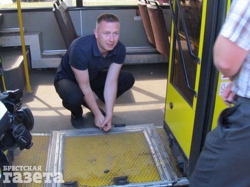 Водителей брестских автобусов обучали правильно помогать инвалидам-колясочникам