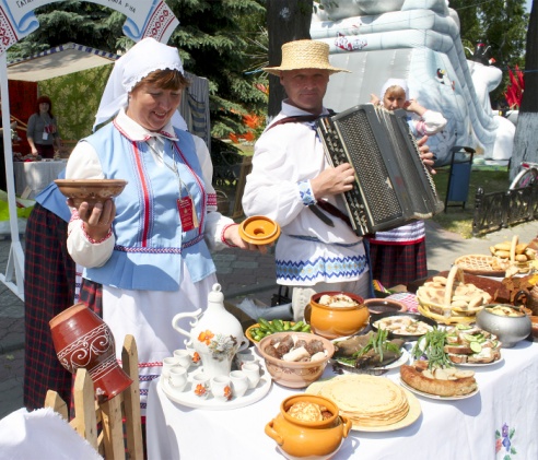 У Паставах прайшоў ХVIII Міжнародны фестываль народнай музыкі “Звіняць цымбалы і гармонік” (+шмат фота)