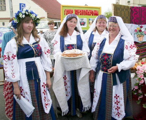 У Паставах прайшоў ХVIII Міжнародны фестываль народнай музыкі “Звіняць цымбалы і гармонік” (+шмат фота)