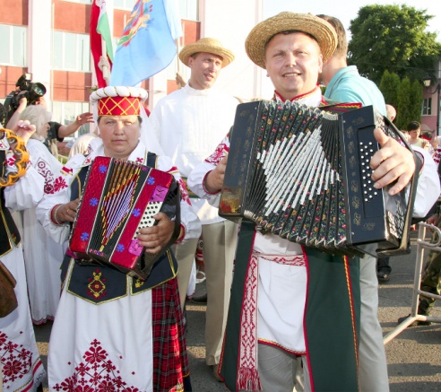 У Паставах прайшоў ХVIII Міжнародны фестываль народнай музыкі “Звіняць цымбалы і гармонік” (+шмат фота)
