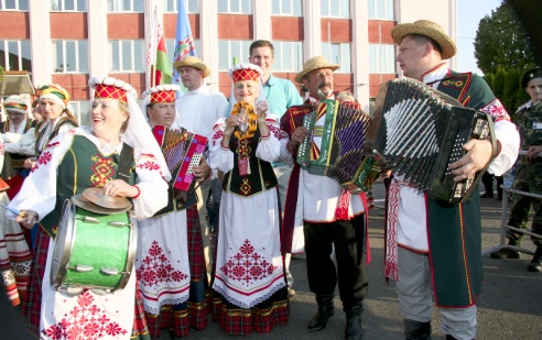 У Паставах прайшоў ХVIII Міжнародны фестываль народнай музыкі “Звіняць цымбалы і гармонік” (+шмат фота)