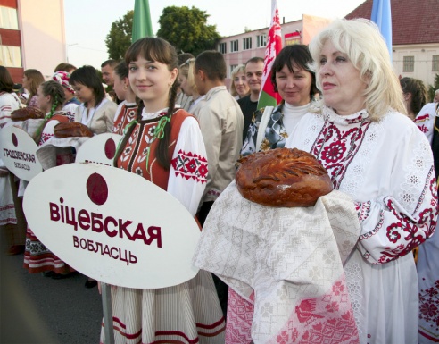 У Паставах прайшоў ХVIII Міжнародны фестываль народнай музыкі “Звіняць цымбалы і гармонік” (+шмат фота)