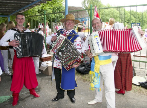 У Паставах прайшоў ХVIII Міжнародны фестываль народнай музыкі “Звіняць цымбалы і гармонік” (+шмат фота)