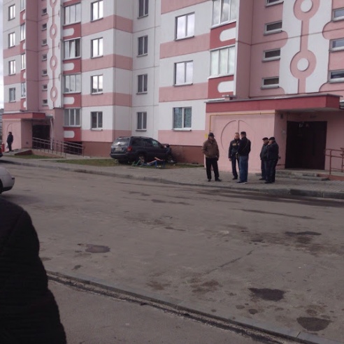 Почему «Джип Чероки» въехал в стену многоэтажки на Сельмаше установить не удалось, уголовное дело закрыто