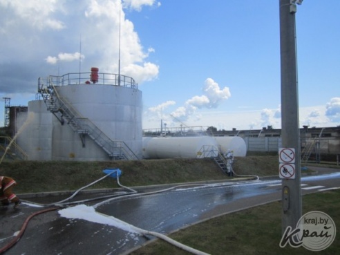 Вилейские спасатели «тушили» бензовоз на складах нефтепродуктов (ФОТО)