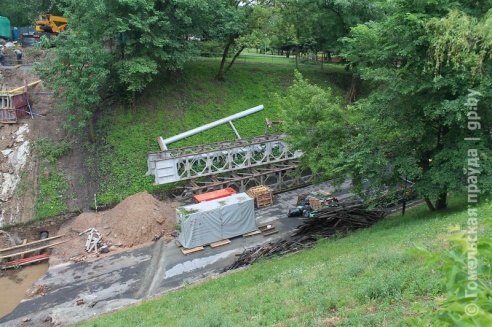 В Гомельском парке над Билецким спуском убрали пешеходный мост