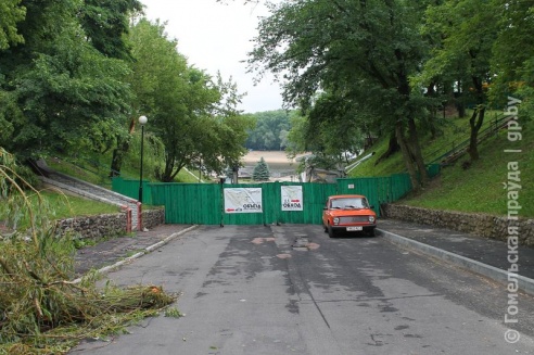 В Гомельском парке над Билецким спуском убрали пешеходный мост