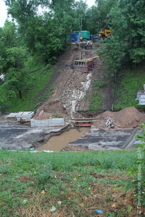В Гомельском парке над Билецким спуском убрали пешеходный мост