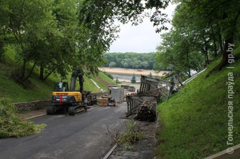 В Гомельском парке над Билецким спуском убрали пешеходный мост