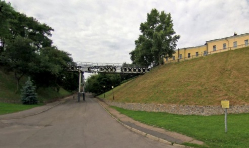 В Гомельском парке над Билецким спуском убрали пешеходный мост