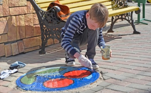 Божьи коровки, рыбки, клоуны на люках. В Глубоком подведены итоги конкурса «Позитивные дороги» (ФОТО)
