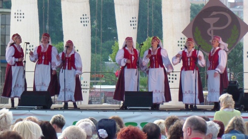 В центре гуляли медики