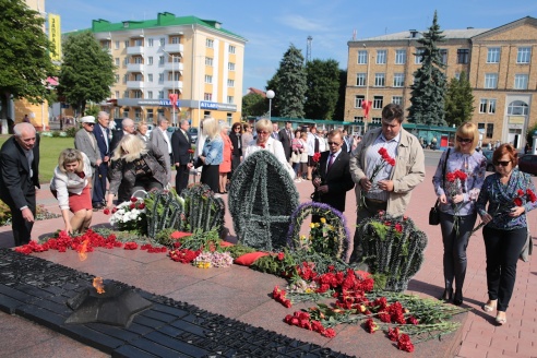 В Барановичах возложили цветы у Вечного огня