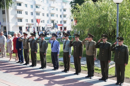 В Барановичах возложили цветы у Вечного огня