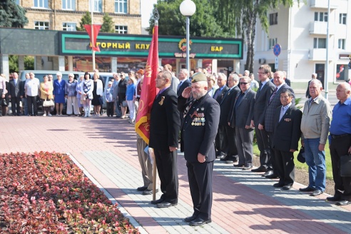 В Барановичах возложили цветы у Вечного огня