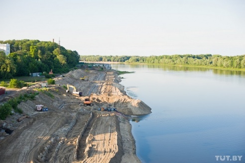В центральном парке Гомеля строят новый мост и удлиняют набережную Сожа