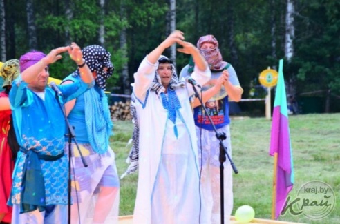 На турслете в Глубокском районе ели на скорость сгущенку и соревновались в четверотлоне (ФОТО)