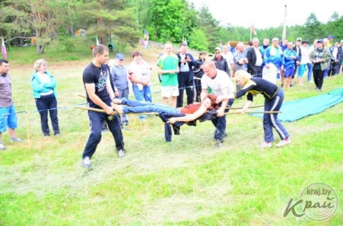 На турслете в Глубокском районе ели на скорость сгущенку и соревновались в четверотлоне (ФОТО)