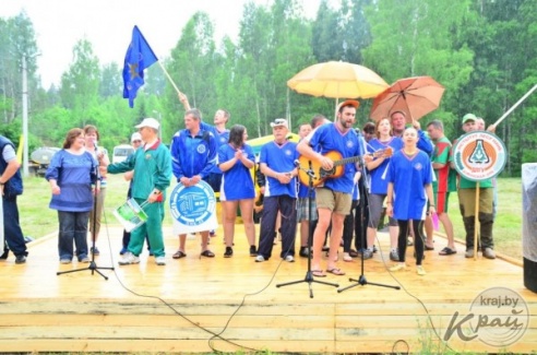 На турслете в Глубокском районе ели на скорость сгущенку и соревновались в четверотлоне (ФОТО)