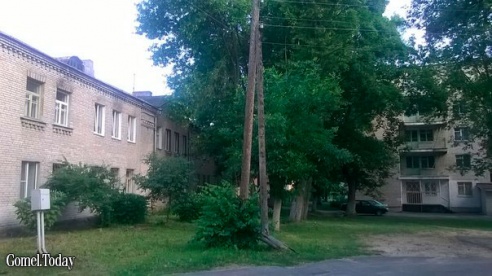 Фотофакт: в центре города треснула и надломилась опора ЛЭП, сама ЛЭП натянулась