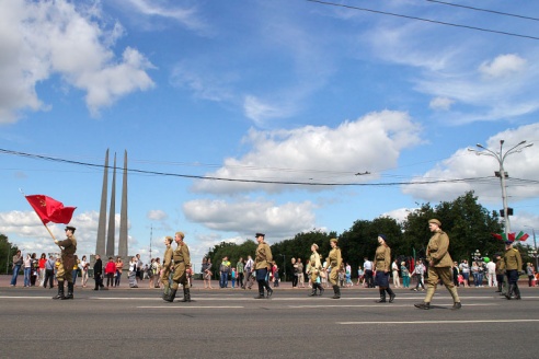 Все смешалось на улицах Витебска в театрализованном шествии: кони и автомобили, рыцари, пленные немцы и американские футболисты