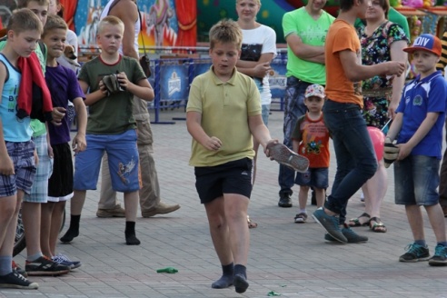 В День молодежи в жодинском парке метали обувь