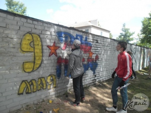 На День молодежи в Вилейке учащиеся разрисовали стену бывшего тира (ФОТО)