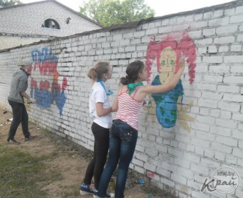 На День молодежи в Вилейке учащиеся разрисовали стену бывшего тира (ФОТО)