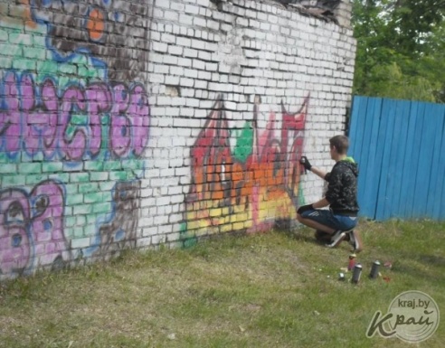 На День молодежи в Вилейке учащиеся разрисовали стену бывшего тира (ФОТО)