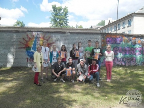 На День молодежи в Вилейке учащиеся разрисовали стену бывшего тира (ФОТО)