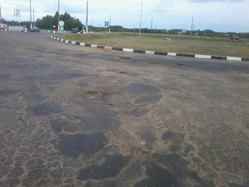 В Дрибине к заправке невозможно нормально подъехать из-за ям