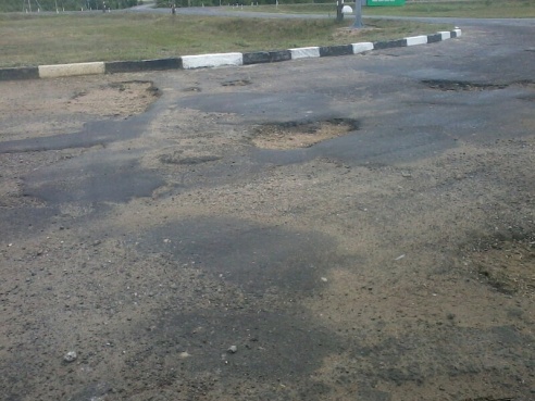 В Дрибине к заправке невозможно нормально подъехать из-за ям