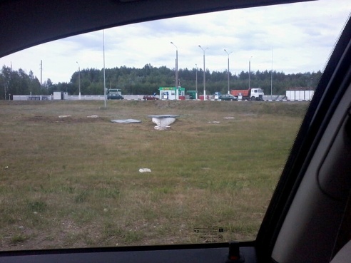 В Дрибине к заправке невозможно нормально подъехать из-за ям