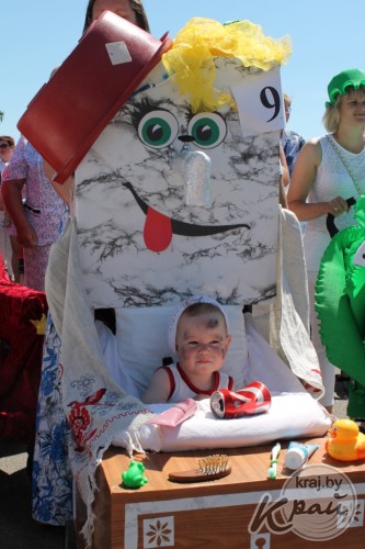 Экипаж «Гусеница в капусте» был признан лучшим во время парада детских колясок в Вилейке (ФОТО)