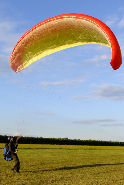 В Гомеле молодёжь учат летать на парапланах