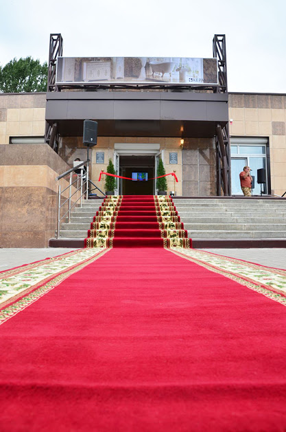 Красная дорожка и античные статуи. На проспекте Октября после реконструкции открылся фирменный магазин «Керамин» Красная дорожка и античные статуи. На проспекте Октября после реконструкции открылся фирменный магазин «Керамин»